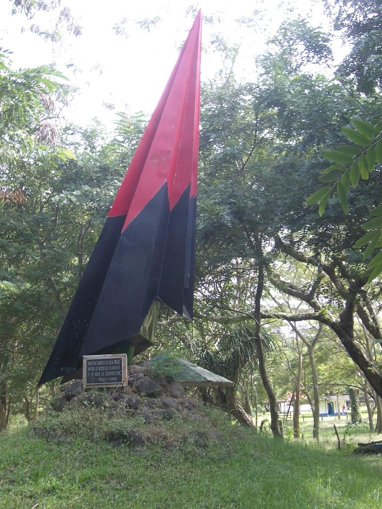 Skulptur Ernesto Cardenals &uuml; den Gr&auml;bern der 'Martyrer' von Solentiname
