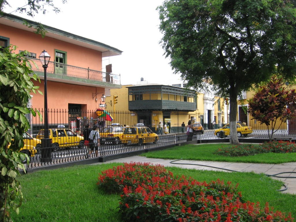 Trujillo/Peru: kleiner Park und Straße